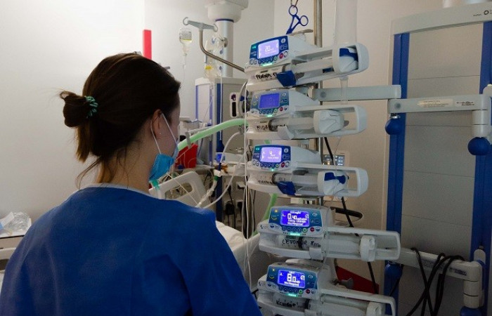 Pielęgniarka monitoruje stan pacjenta 