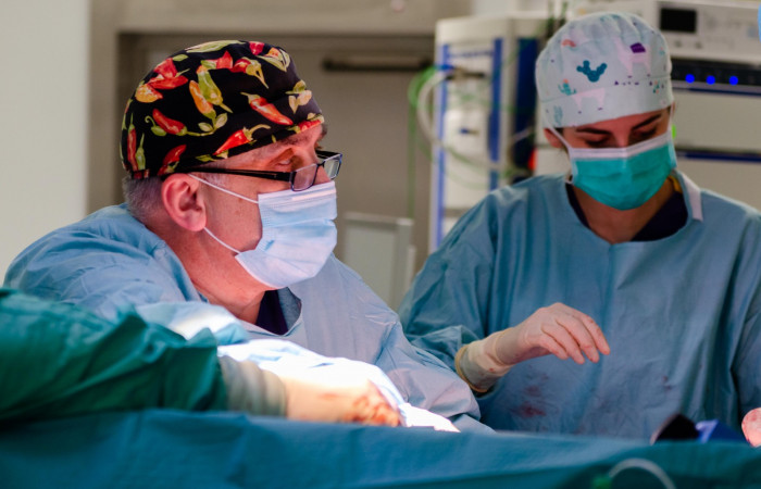 prof. Piotr Richter podczas operacji 