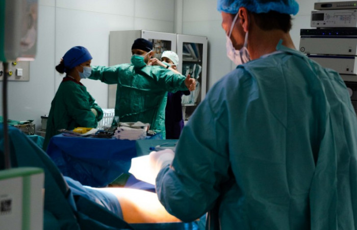 Lekarz przy stole operacyjnym 