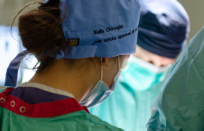 Zespół przy stole operacyjnym 