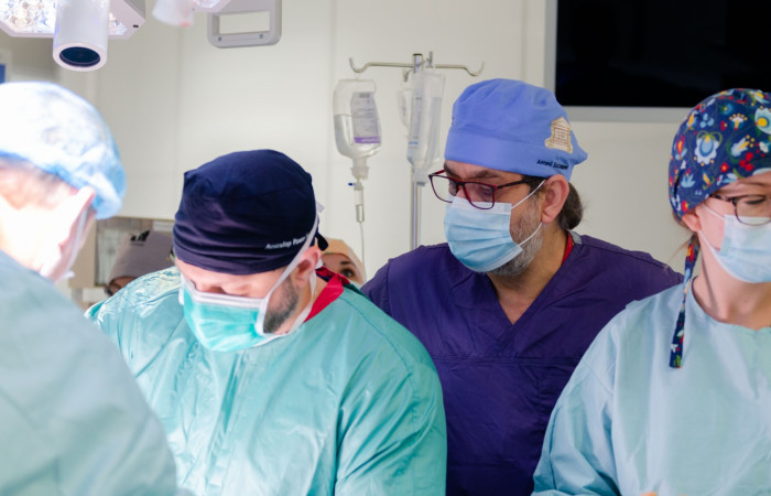 Zespół przy stole operacyjnym 