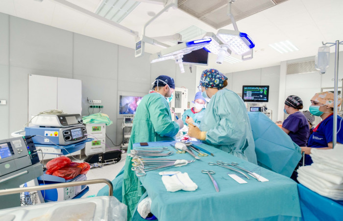 Zespół przy stole operacyjnym 