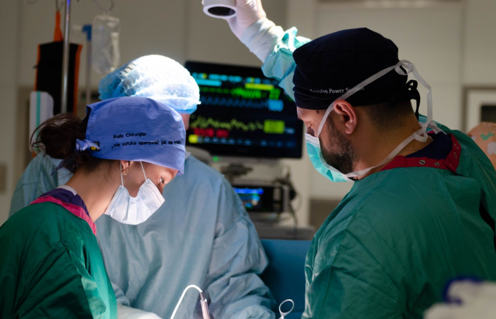 Zespół przy stole operacyjnym 