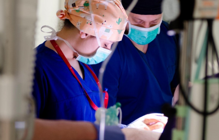 lekarze przy operacji