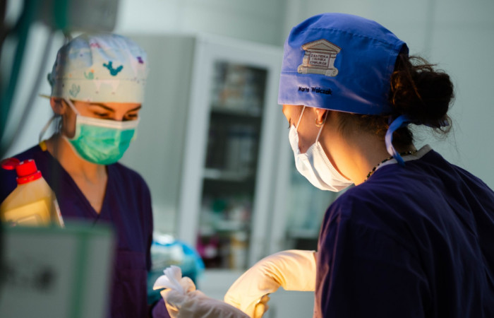 lekarze przy operacji