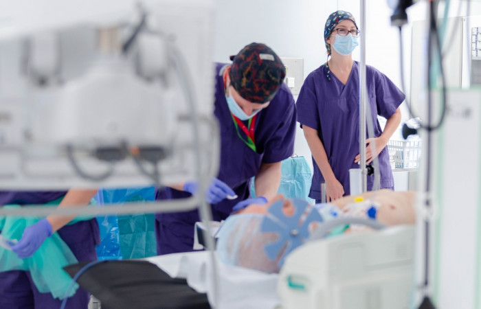 lekarze przy operacji