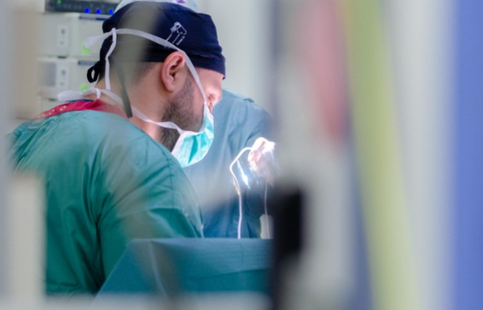 lekarze przy operacji