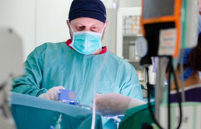 lekarze przy operacji