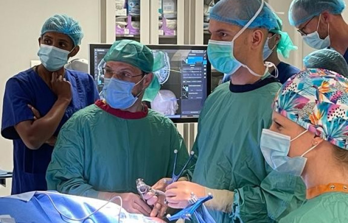 Zespół na bloku operacyjnym wraz z dr Borysem Kwintą