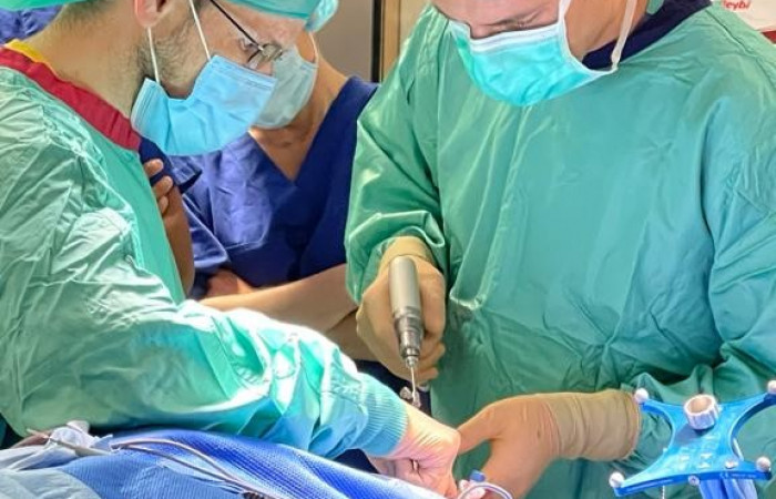 Zespół na bloku operacyjnym wraz z dr Borysem Kwintą