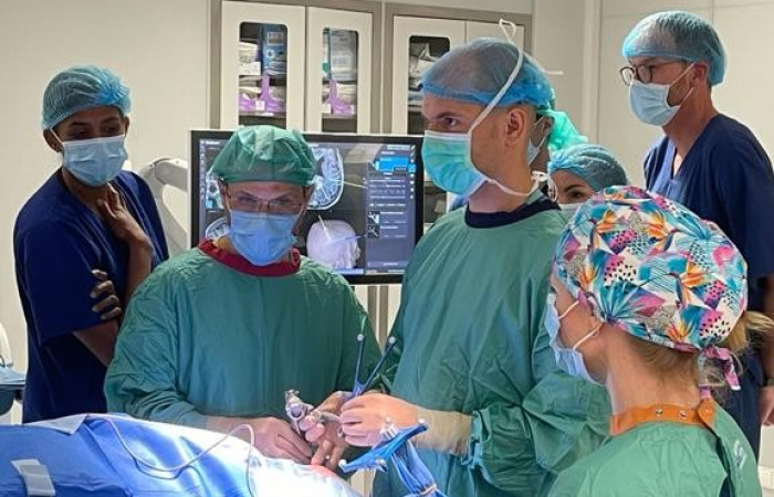 Zespół na bloku operacyjnym wraz z dr Borysem Kwintą