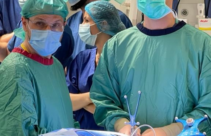 Zespół na bloku operacyjnym wraz z dr Borysem Kwintą