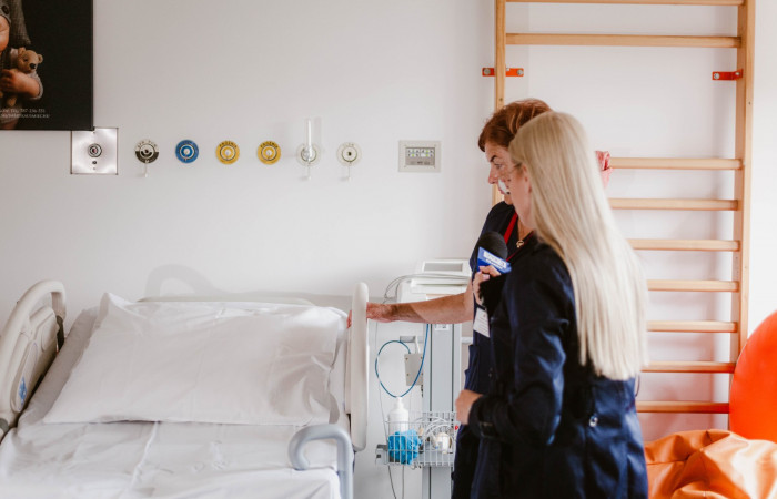 położne przy fotelu do rodzenia