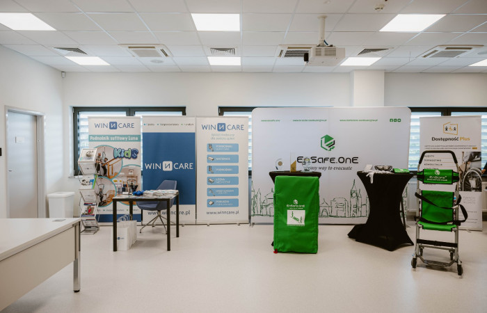 Przestrzeń obok auli NSSU - stoiska partnerów wydarzenia