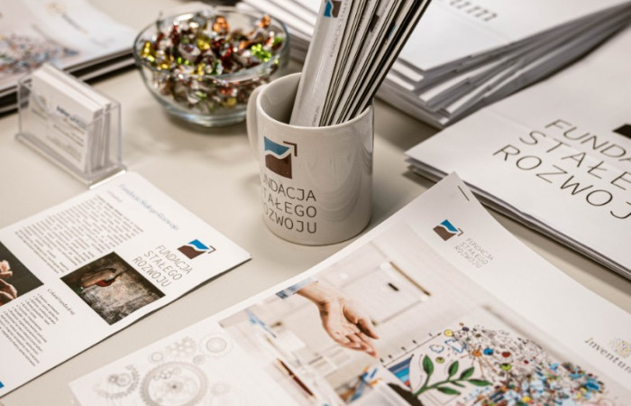 Przestrzeń obok auli NSSU - stoiska partnerów wydarzenia