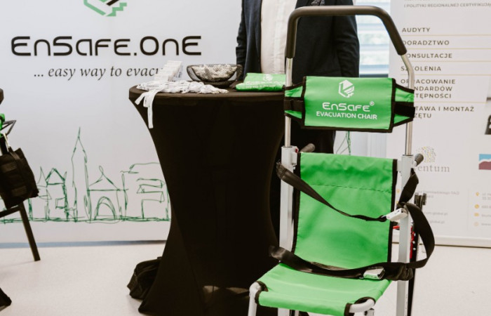 Przestrzeń obok auli NSSU - stoiska partnerów wydarzenia