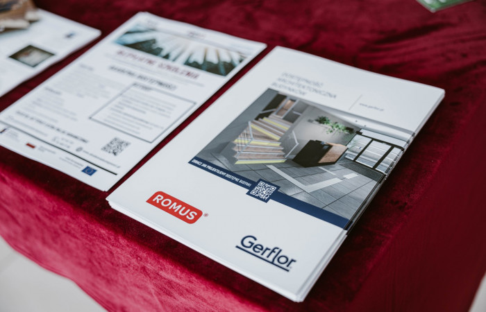 Przestrzeń obok auli NSSU - stoiska partnerów wydarzenia