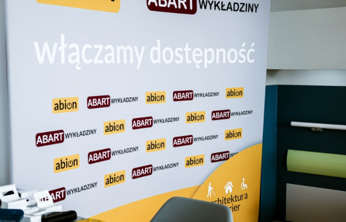 Przestrzeń obok auli NSSU - stoiska partnerów wydarzenia