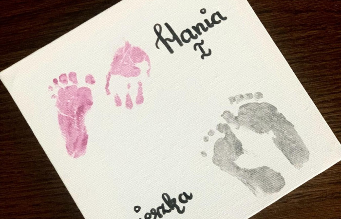 odciski stóp dziewczynek