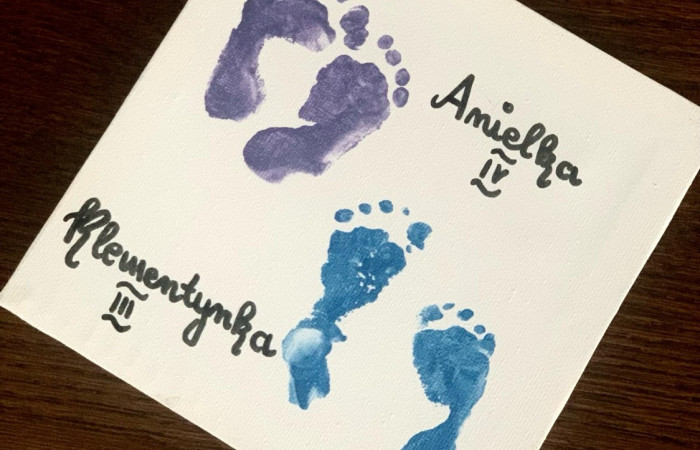 odciski stóp dziewczynek