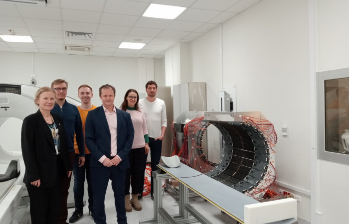 Fot.1. Przed pierwszymi pomiarami za pomocą tomografu J-PET: w centrum prof. Paweł Moskal kierownik grupy i twórca technologii; od lewej: prof. Ewa Stępień, mgr Szymon Parzych, mgr Wiktor Mryka, prof. Paweł Moskal, dr Magdalena Skurzok, dr Grzegorz Korcyl