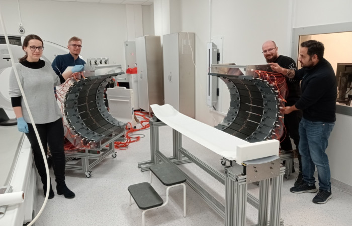 Fot. 3. Przygotowanie dwóch części tomografu J-PET do złożenia; od lewej: dr Magdalena Skurzok, mgr. Szymon Parzych, dr Szymon Niedźwiecki, dr Sushil Sharma.