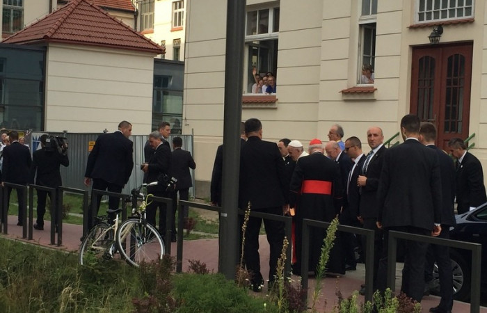 ojciec_swiety_z_wizyta_w_szpitalu_uniwersyteckim_6