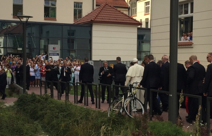 ojciec_swiety_z_wizyta_w_szpitalu_uniwersyteckim_7