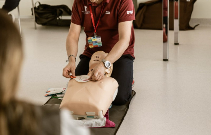 Bezpłatne szkolenie z zakresu pierwszej pomocy (szkolenie RKO), przeprowadzane przez wysokospecjalistyczny zespół SWIT w ramach Dni Otwartych Funduszy Europejskich 2024