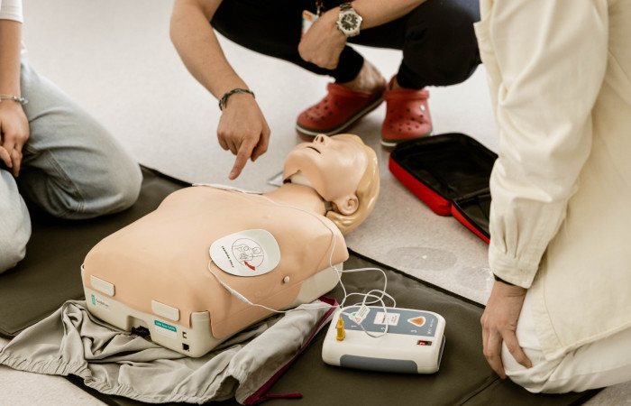 Bezpłatne szkolenie z zakresu pierwszej pomocy (szkolenie RKO), przeprowadzane przez wysokospecjalistyczny zespół SWIT w ramach Dni Otwartych Funduszy Europejskich 2024