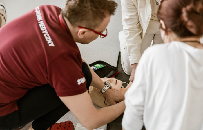 Bezpłatne szkolenie z zakresu pierwszej pomocy (szkolenie RKO), przeprowadzane przez wysokospecjalistyczny zespół SWIT w ramach Dni Otwartych Funduszy Europejskich 2024