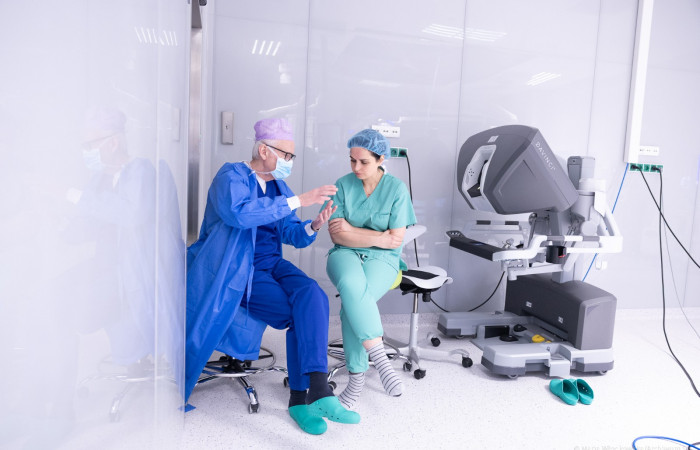 Lek. Joanna Spaczyńska z dr Błażejem Nowakowskim podczas operacji robotycznej