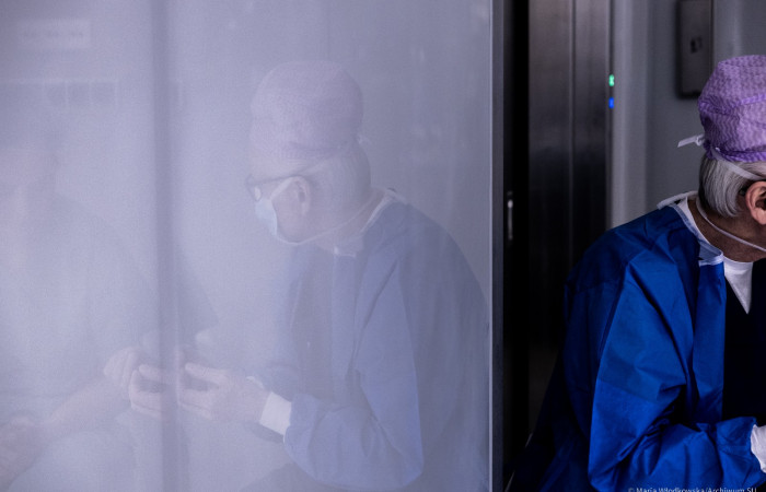 Lek. Joanna Spaczyńska z dr Błażejem Nowakowskim podczas operacji robotycznej