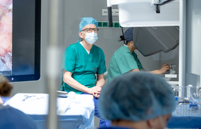 Lek. Joanna Spaczyńska z dr Błażejem Nowakowskim podczas operacji robotycznej