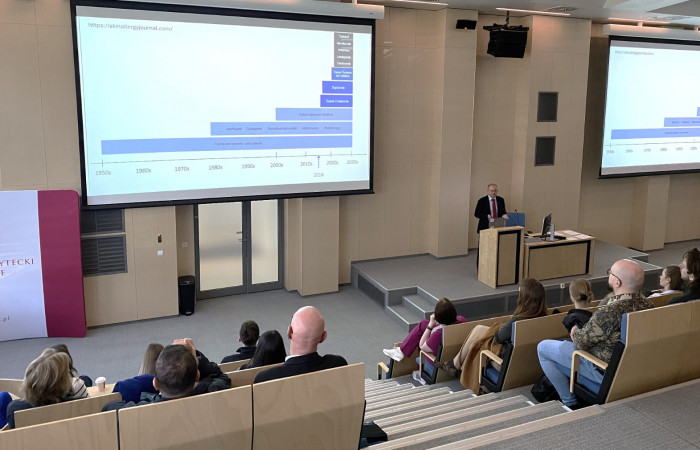 „Interdyscyplinarne spojrzenie na inhibitory kinaz janusowych”